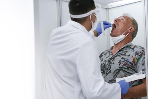 Urlaubsrückkehrer können sich künftig kostenlos auf das Coronavirus testen lassen. Foto: epd