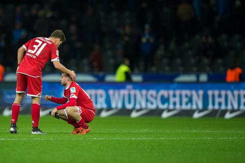 Florian Niederlechner (l.) und Daniel Brosinski von Mainz 05 klatschen nach der Niederlage ab. Foto: dpa