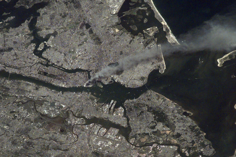 Dieses Bild wurde von der Mannschaft der "Expedition 3" auf der International Space Station gemacht. Es zeigt die Rauchwolke des Word Trade Centers in New York nach dem Anschlag. Archivfoto: NASA/dpa