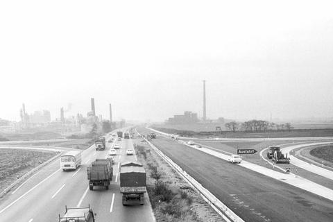 Vor 90 Jahren eröffnete Konrad Adenauer die heutige Autobahn 555, hier ein Foto von 1966, von Köln nach Bonn.  Foto: dpa  