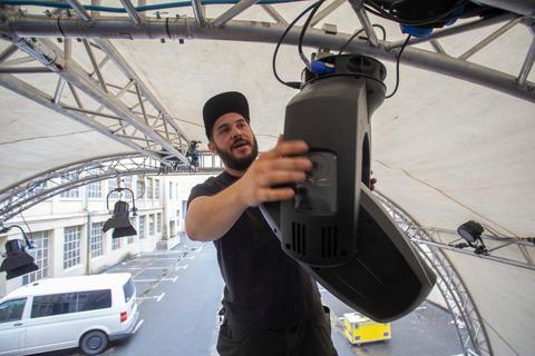Niklas Zeis sorgt für die Beleuchtung der Bühne im Adamshof. Foto: Vollformat/Volker Dziemballa 