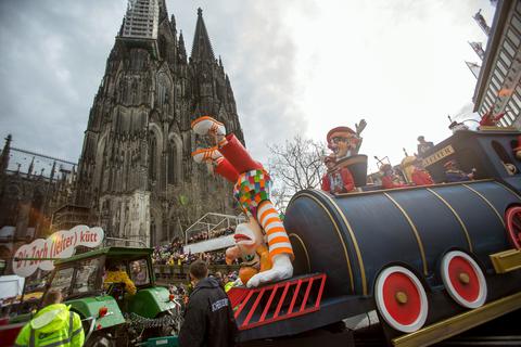Karnevalisten feiern 2016 vor dem Dom in Köln Rosenmontag: Auch 2021 soll Karneval in Köln gefeiert werden – trotz Corona. Foto: dpa