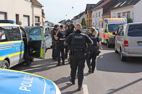 Bei dem Einsatz in Saarbrücken wurden zwei Beamte verletzt, der mutmaßliche Schütze später tot in seiner Wohnung gefunden. Foto: dpa 