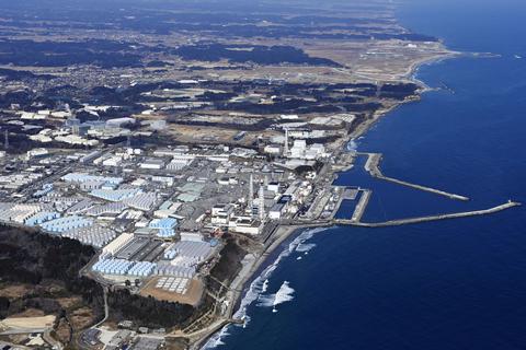Fukushima: Das von einem Hubschrauber aufgenommene Foto zeigt das durch ein Erdbeben am 11.03.2011 beschädigte Kernkraftwerk Fukushima Daiichi in der Präfektur Fukushima im Nordosten Japans. Am Mittwoch erschütterte  ein starkes Erdbeben die Region.  Foto: Kyodo/dpa 