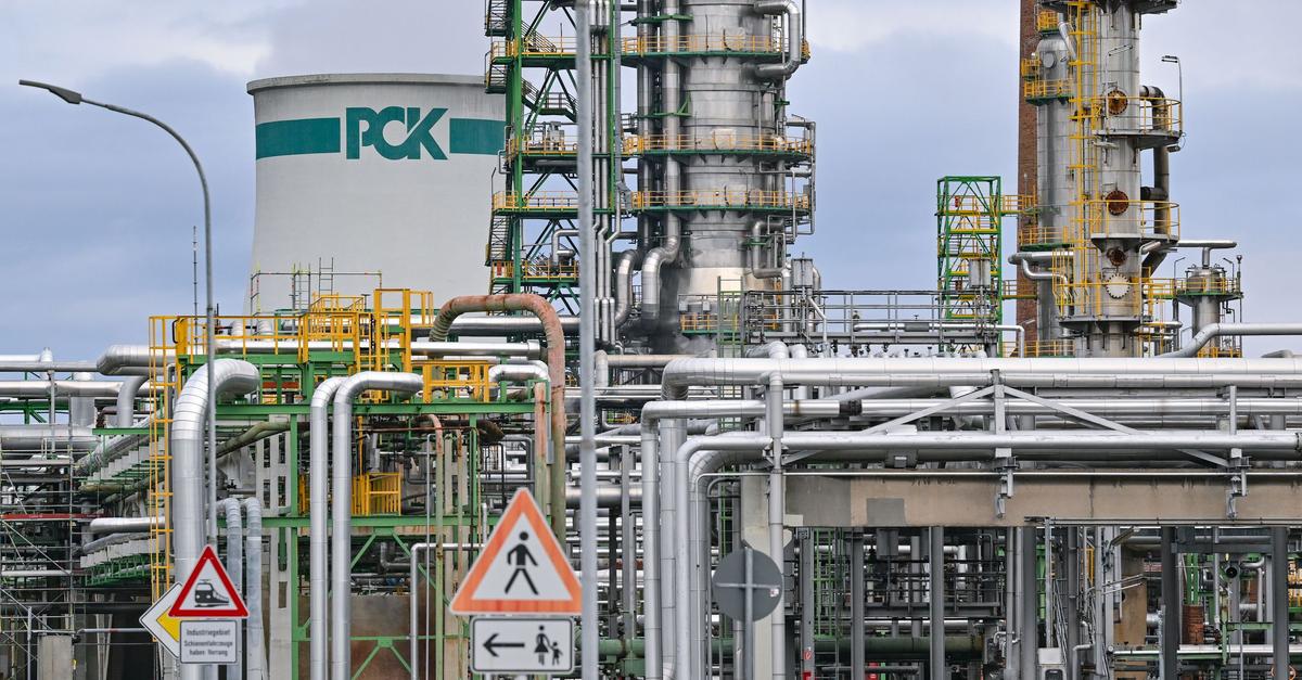 Feuerwehr-ber-200-000-Liter-l-aus-Pipeline-ausgetreten