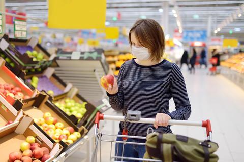 Mundschutz; Corona; Einkaufen; Frau; Supermarkt; Einkaufswagen; Apfel; Obst;