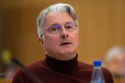 Rupert Stadler, ehemaliger Vorstandsvorsitzender der Audi AG, sitzt im Sitzungssaal des Landgericht München auf seinem Platz.