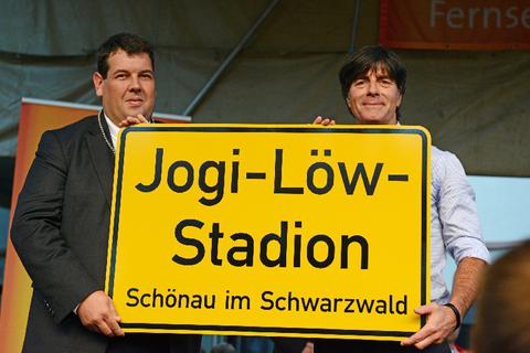 Im Schwarzwald-Ort Schönau trägt nun auch ein Stadion seinen Namen: Folgt man Gerüchten, sitzt Noch-Nationaltrainer Jogi Löw (re.) bei der EM 2016, so der DFB diese überhaupt erreicht, nicht mehr auf der Bank. Zumindest vermutlich. Foto: dpa