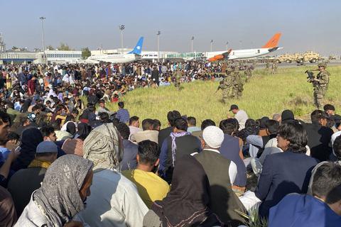 US-Soldaten bewachen eine Absperrung am internationalen Flughafen. In Kabul war es am Montag zu Chaos am Flughafen gekommen. Afghanen, die vor den Taliban fliehen wollten, rannten auf das Flugfeld, um in Sicherheit gebracht zu werden. Foto: dpa/AP