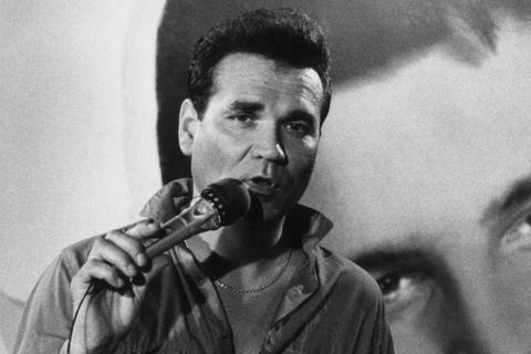 Der Sänger Ted Herolds steht vor einem Poster mit Elvis Presley. Der deutsche Rock'n'Roll-Musiker ist am 20.11.2021 bei einem Wohnungsbrand in Dortmund ums Leben gekommen. Foto: dpa