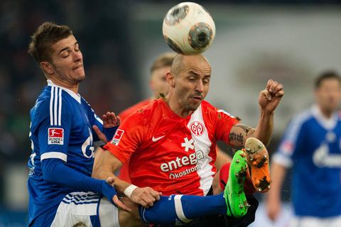 Roman Neustädter von Schalke 04 (li.) im Einsatz gegen den Mainzer Elkin Soto. Foto: dpa