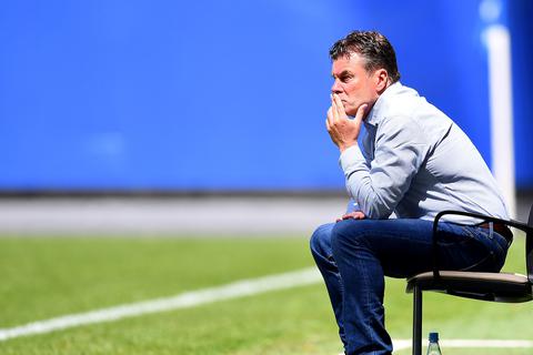 Dieter Hecking, Trainer des Hamburger SV, sitzt am Spielfeldrand.  Foto: dpa