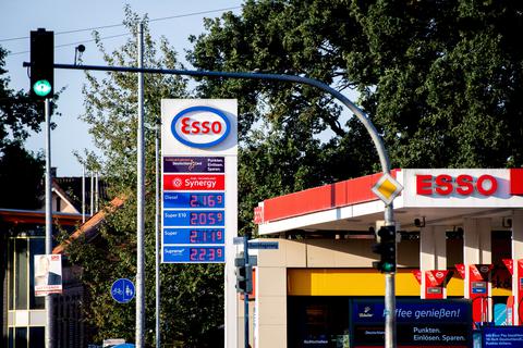 Nein, Tanke! In Deutschland sind Benzin und Diesel besonders teuer. Foto: dpa
