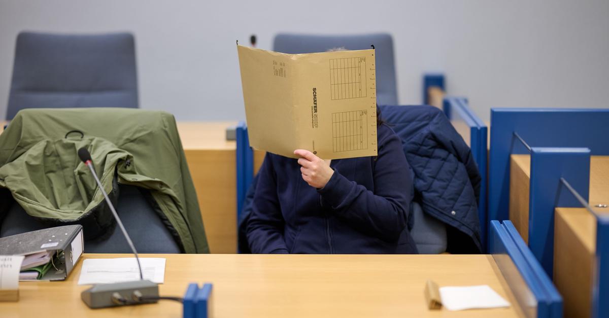 Kleine-Tochter-jahrelang-eingesperrt-Mutter-vor-Gericht