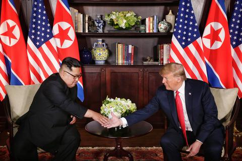 Kim Jong Un und Donald Trump (re.) beim Gipfeltreffen in Singapur. Foto: dpa