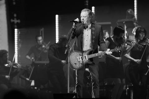 30.11.2018: John Miles steht beim Tourauftakt von "Night of the Proms" in der Barclaycard Arena auf der Bühne. Archivfoto: picture alliance/dpa | Georg Wendt