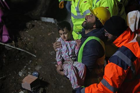 Eine Mutter und ihre sechsjährige Tochter konnten in der Nacht auf Donnerstag lebend aus einem eingestürzten Haus im türkischen Kahramanmaraş gerettet werden. Die Einsatzteams der deutschen Hilfsorganisation @fire und der britischen Hilfsorganisation SARAID arbeiteten fast 20 Stunden lang unermüdlich an der schwierigen Rettung.
