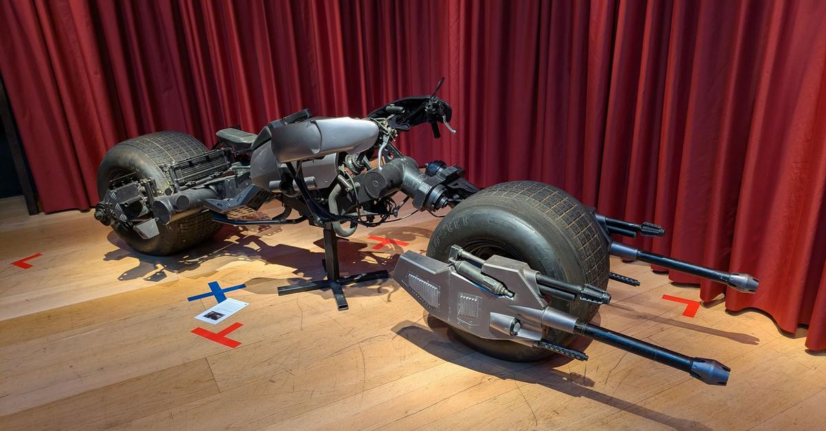 Batmans-Motorrad-und-Tolkiens-Schreibtisch-versteigert