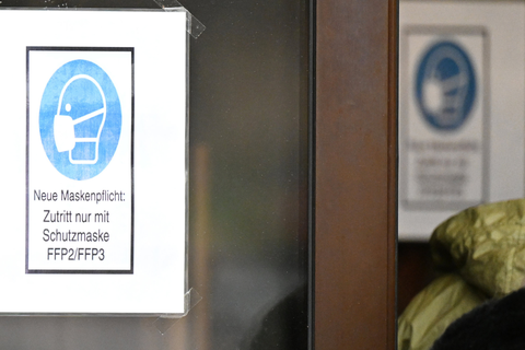 Ein Hinweisschild zum Tragen von Schutzmasken hängt an einer Eingangstür zu einer Gaststätte. Die Bundesländer sollen bald selbst entscheiden können, ob sie zur Maskenpflicht zurückkehren. Foto: Bernd Weißbrod/dpa 