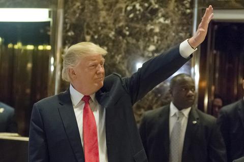 Der designierte US-Präsident Donald Trump grüßt zum Meeting im Trump Tower. Foto: dpa