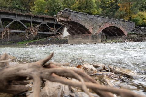 Die von der Flut zerstörte Eisenbahnbrücke über die Ahr zwischen Mayschoss und Rech. Die Katastrophe vom 14.  Foto: Boris Roessler/dpa