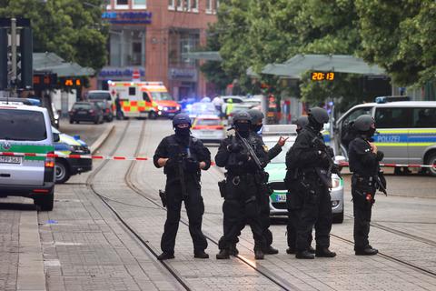 Polizisten in der Nähe des Tatorts in Würzburg. Foto: dpa