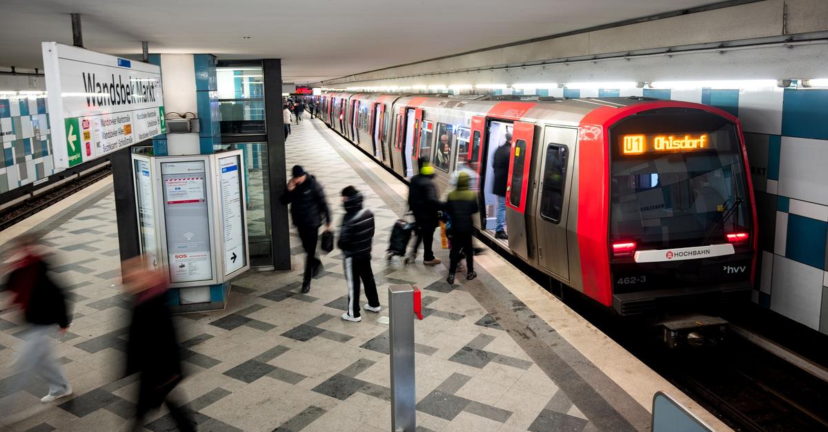 Mann-rei-t-junge-Frau-in-U-Bahn-Station-mit-in-den-Tod