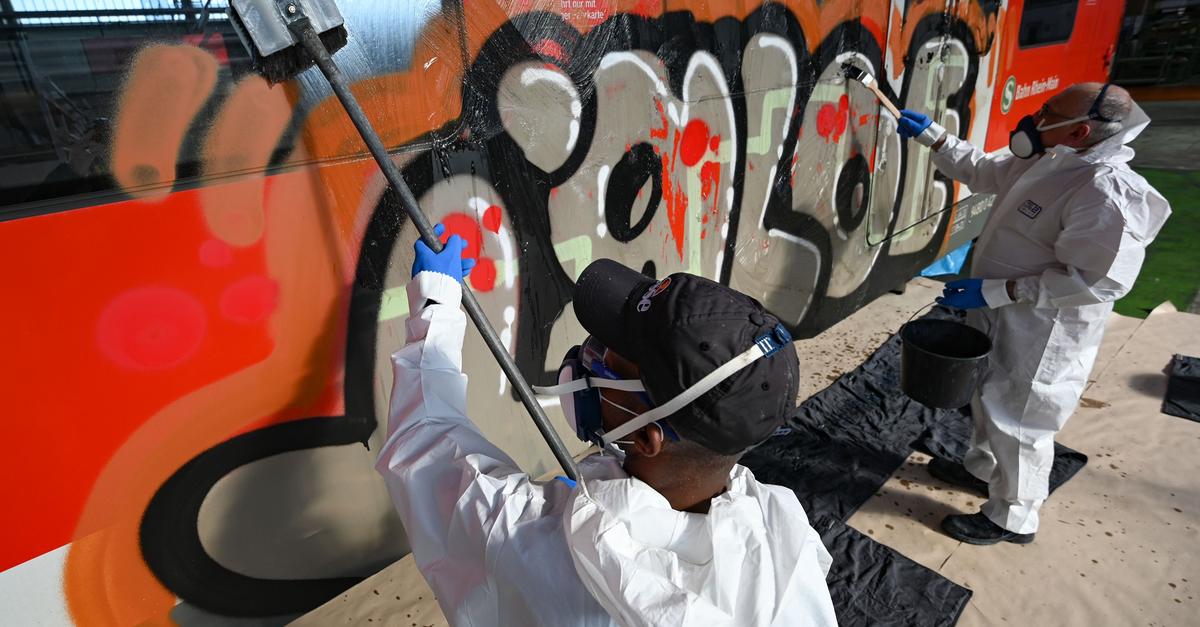 Berlin-vorn-Mehr-Z-ge-und-Bahnanlagen-beschmiert