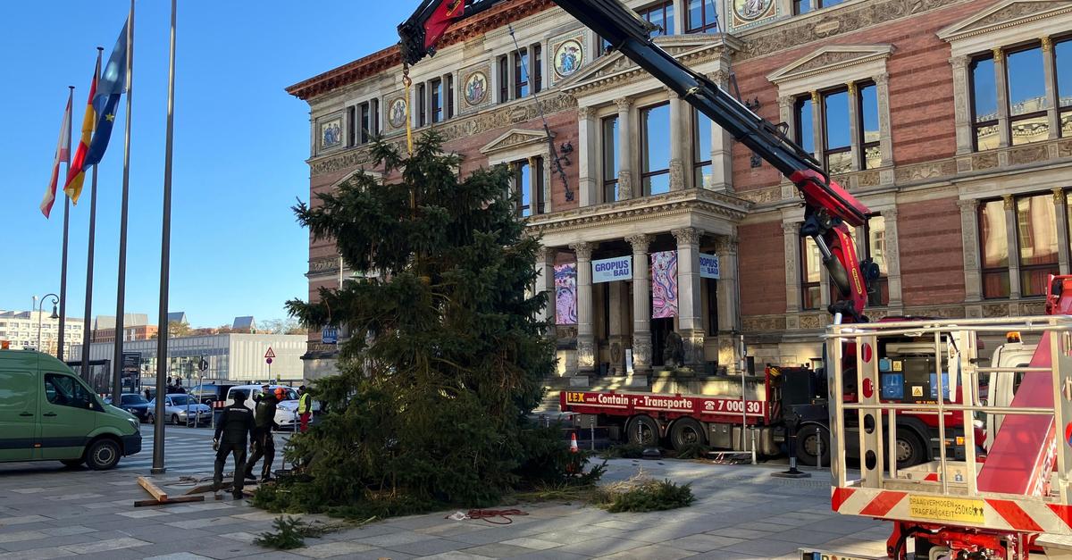 Weihnachtsbaum-f-r-Abgeordnetenhaus-zerbricht-und-nun-