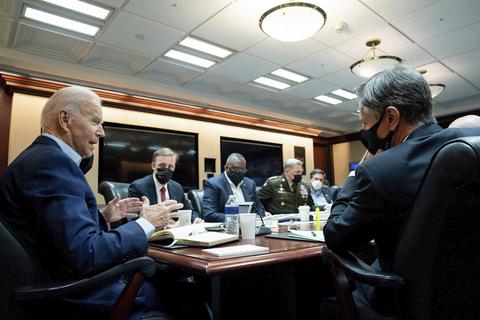 Auf diesem vom Weißen Haus veröffentlichten Foto spricht Joe Biden (links), Präsident der USA, im Situation Room des Weißen Hauses mit seinem nationalen Sicherheitsteam während eines Briefings zur Lage in Afghanistan.  Foto: Erin Scott/The White House/AP/dpa