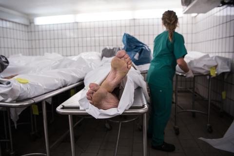 Nur selten gelangen Leichen zur Untersuchung in die Rechtsmedizin, wie hier am Universitätsklinikum Frankfurt Foro: dpa