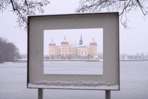 Wie mit Puderzucker  bestreut: das eingeschneite Schloss Moritzburg bei Dresden. Hier wurde das DDR-Filmmärchen "Drei Haselnüsse für Aschenbrödel" gedreht.