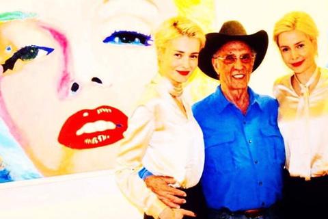 Das Pop-Art-Foto mit James Francis Gill und den charmanten Meise-Zwillingen. Foto: Anja Kossiwakis