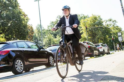 Mehr als jedes dritte neu gekaufte Fahrrad in Deutschland ist inzwischen ein E-Bike. Der Umstieg auf einen „Drahtesel“ mit Elektromotor sollte trainiert werden, empfehlen Experten. Foto: dpa