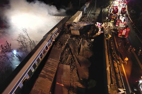 Griechenland: Rauch steigt auf, während Feuerwehrleute und Rettungskräfte nach einem Zusammenstoß zweier Züge in der Nähe von Larissa im Einsatz sind..