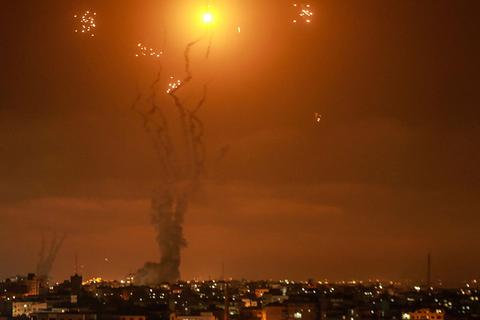 Gaza-Stadt: Israels Luftabwehrsystem fängt Raketen ab, die von der islamistischen Hamas aus dem Gazastreifen in Richtung Israel abgefeuert werden. Bei der jüngsten Eskalation der Gewalt zwischen militanten Palästinenserorganisationen und Israel sind nach Angaben des Gesundheitsministeriums in Gaza 20 Palästinenser getötet worden.  Foto: dpa