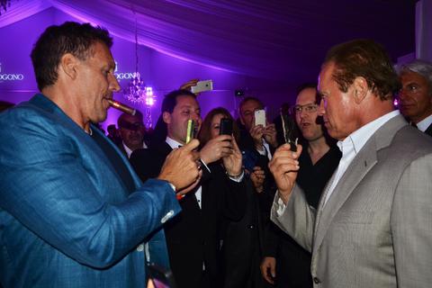 Gefragter und fotografierter Mann auf der Party: Arnold Schwarzenegger (re.). Auch Actionheld Ralf Moeller (li.) macht ein Bild. Foto: Anja Kossiwakis