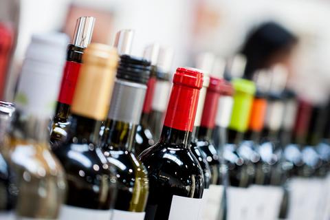 Bislang stehen auf den Etiketten von Weinflaschen viele mehr oder weniger nützliche Informationen für den Verbraucher, Hinweise, die vor möglichen Krebserkrankungen durch Alkoholkonsum warnen, fehlen bislang aber noch.  Foto: dpa 