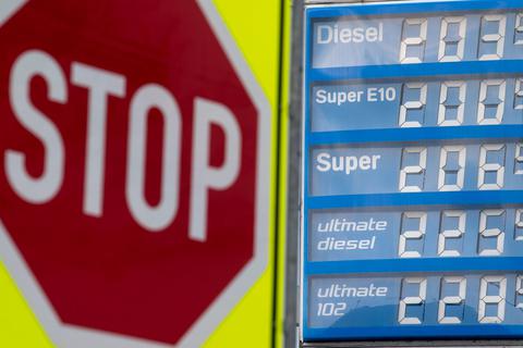 Kosten Benzin und Diesel bald drei Euro? Foto: dpa