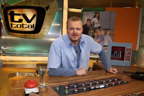 Moderator Stefan Raab im Studio seiner ProSieben-Show "TV Total". Viele wünschen sich ein Comeback des Fernsehmachers, es gibt aber auch andere Stimmen. Foto: dpa