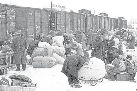 Mit Güterzügen werden die Deutschen 1946 - hier eine Szene aus dem Sudetenland - in tagelangen Fahrten, oft ohne Heizung, aus der Heimat vertrieben.  Foto: Marga Springer-Heinze 
