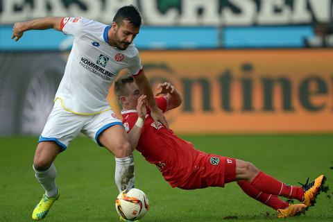 Hannovers Uffe Bech und der Mainzer Giulio Donati kämpfen um den Ball. Foto: dpa
