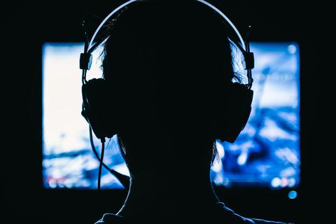Der Kitzel, es ständig wieder am Automat zu versuchen, kann zur Gewohnheit werden – oder besser gesagt zur Sucht. Etwa 200.000 pathologische Spieler:innen gibt es laut Bundeszentrale für gesundheitliche Aufklärung in Deutschland, dazu kommen 229.000 mit problematischem Spielverhalten. Foto: adobe.stock