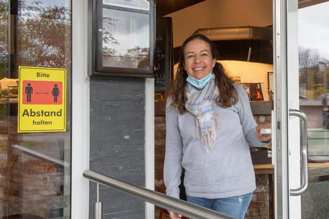 Helena Saliu muss die Tür ihres Restaurants "Sonnenschein" am Montag für vier Wochen schließen. Sie will sich jedoch nicht entmutigen lassen.   Foto: Vollformat/Dziemballa 