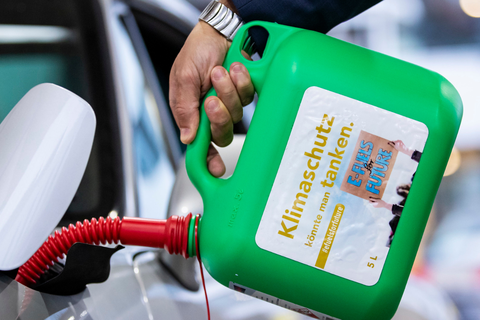Die EU-Kommission soll prüfen, ob es Ausnahmen für Verbrenner geben könnte, die mit synthetischen Kraftstoffen "E-Fuels" betrieben werden. Foto: Tom Weller/dpa