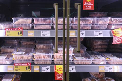 Sparen um jeden Preis? Einige Menschen versuchen die Rechnung im Supermarkt durch Billigfleisch zu verschlanken – auf Kosten von Tieren und Umwelt.  Foto: Guido Schiek