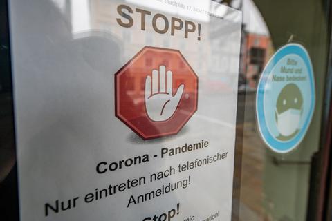 Der Bund hat die Kontaktbeschränkungen im Kampf gegen die Corona-Pandemie weiter ausgeweitet. Symbolfoto: dpa