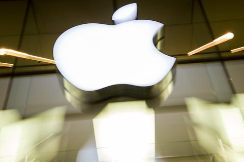 ARCHIV - 17.02.2016, München: Das Apple Logo leuchtet an der Fassade eines Apple Stores. Apple lässt einige Videodienste ihre Inhalte auf seiner Plattform verkaufen, ohne dafür die übliche Gebühr von 30 Prozent zu kassieren. Foto: Peter Kneffel/dpa +++ dpa-Bildfunk +++