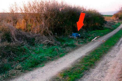 Fotos aus dem Jahr 1999: Am Rande eines Feldwegs in der Gemarkung zwischen Lorbach und Vonhausen hatte ein Spaziergänger aus Büdingen den zugeschnürten blauen Müllsack entdeckt. Darin befand sich der Leichnam eines neugeborenen Mädchens. Ermittler geben ihm den Namen "Sabrina".   Foto: Polizei 