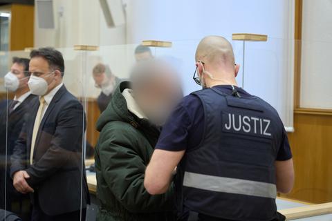 Der Angeklagte Anwar R. wird in Handschellen zur Urteilsverkündung in den Gerichtssaal des Oberlandesgerichts Koblenz geführt. Foto: dpa